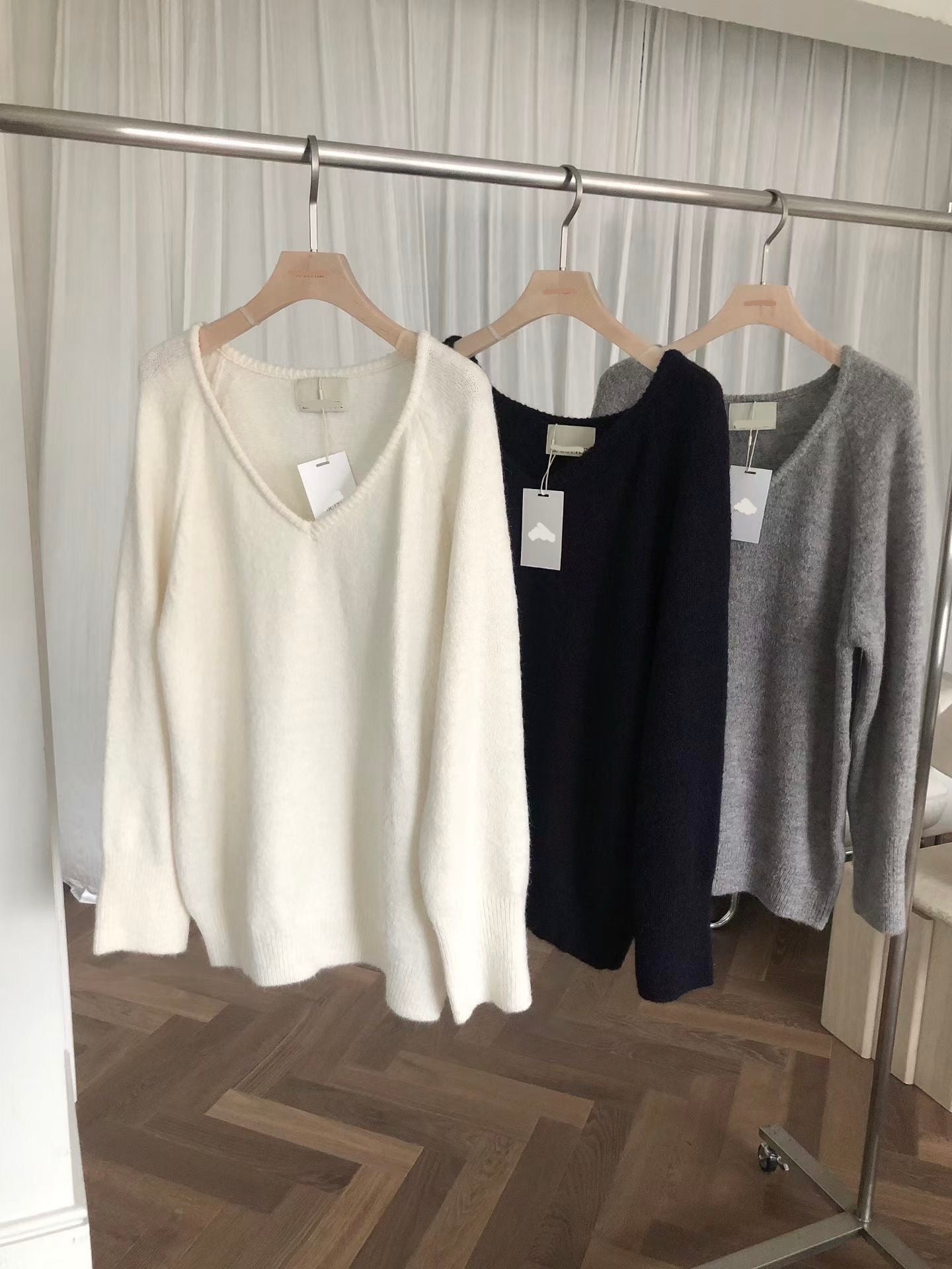 【Monotour 連線】Fluffy Alpaca V-Neck Knit