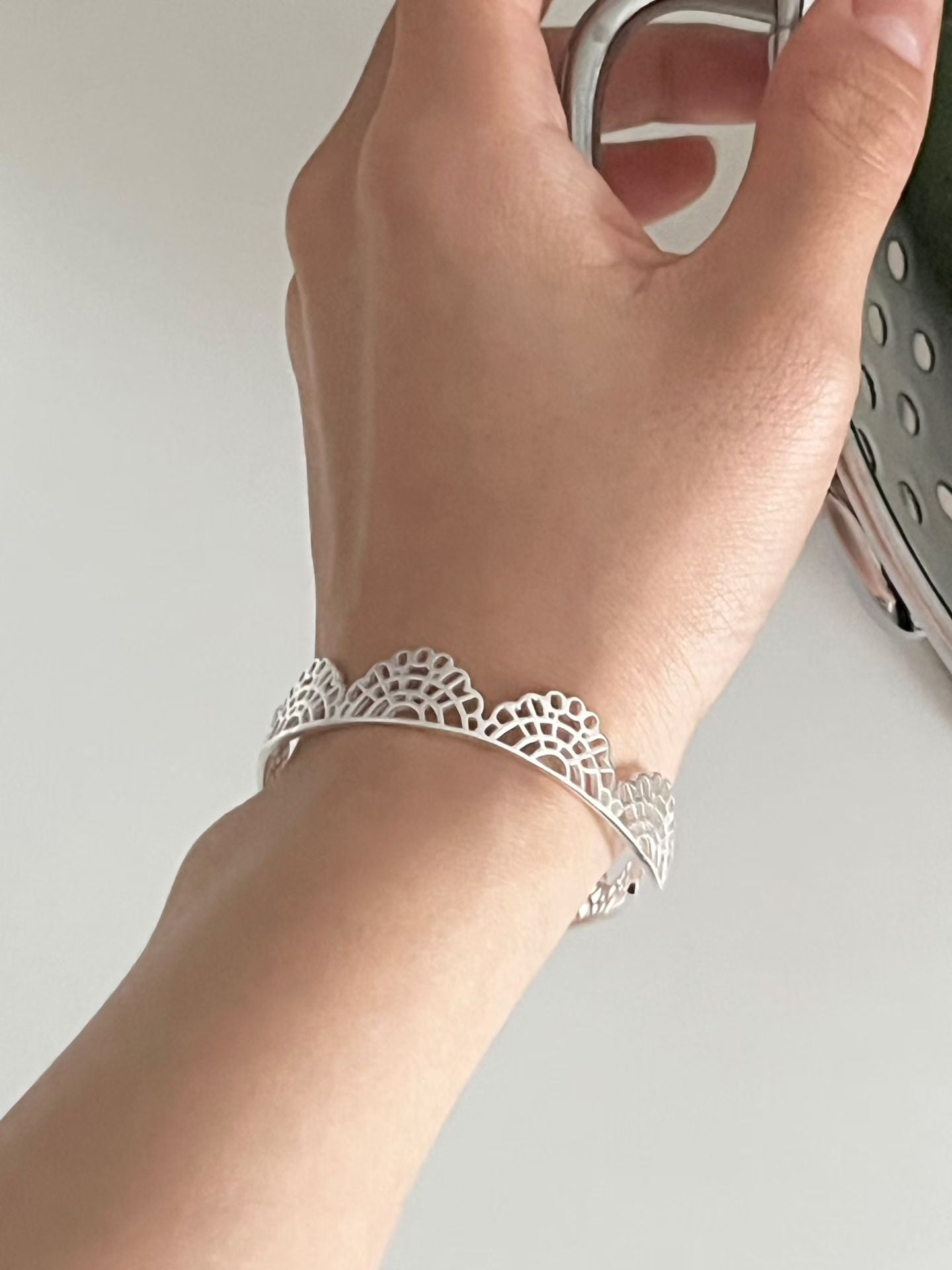 Carved Floral Crown Bangle | 花冠雕刻手鈪