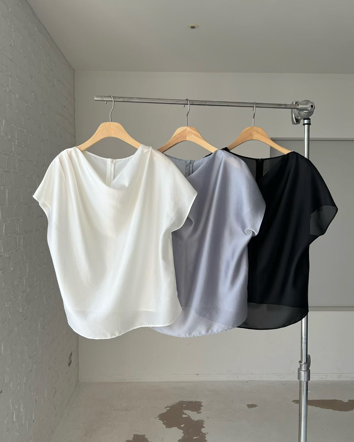 Silky Soft Drape Short-Sleeve Blouse | 柔和垂感短袖上衣
