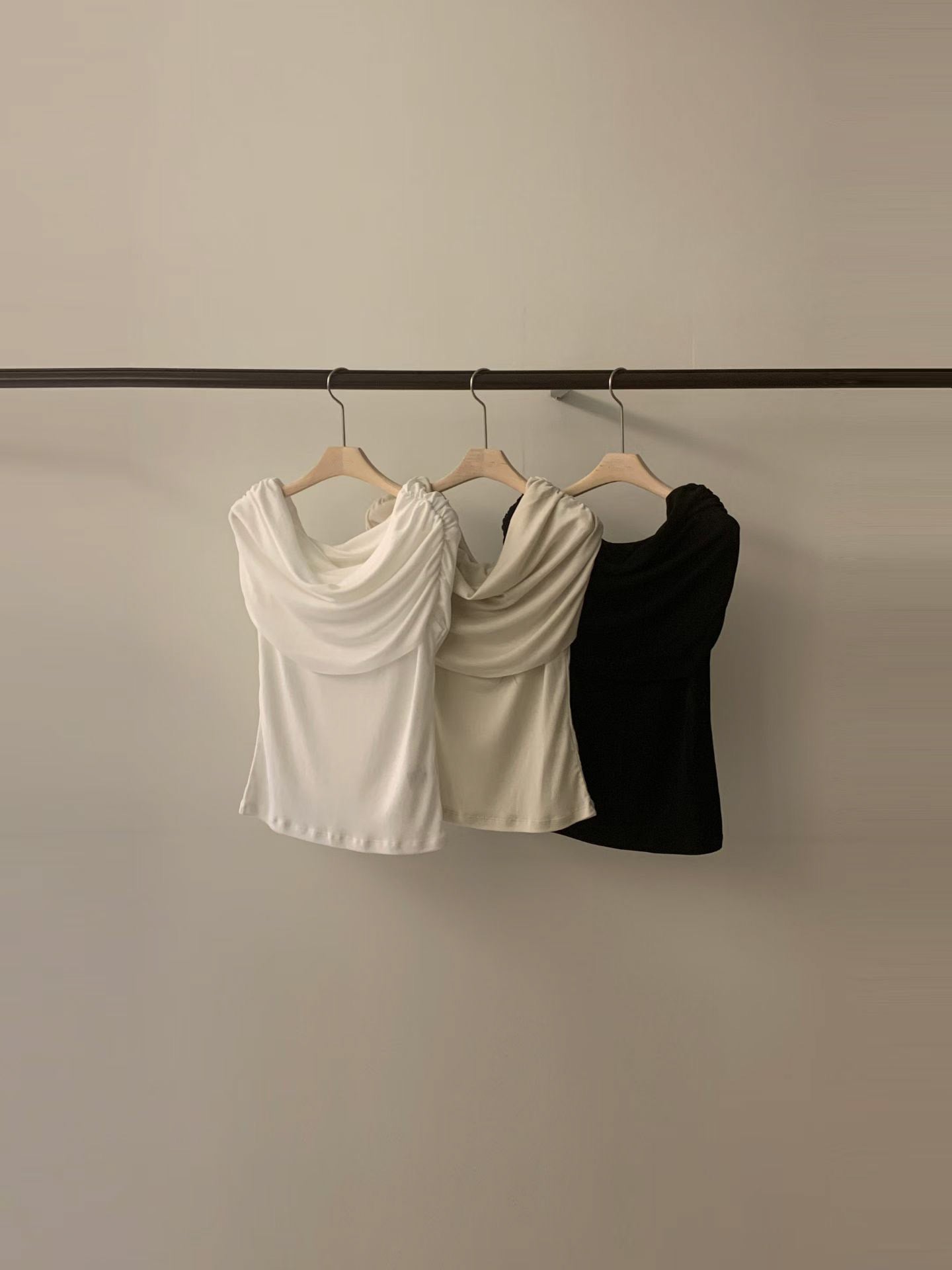 Off-Shoulder Tencel Ruched Top | 天絲抓皺露肩上衣
