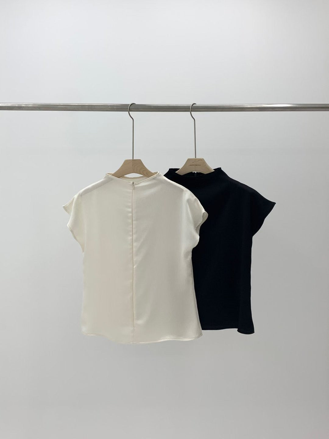 【Monotour 連線】絲滑小飛袖 Silky Capped Sleeves Blouse