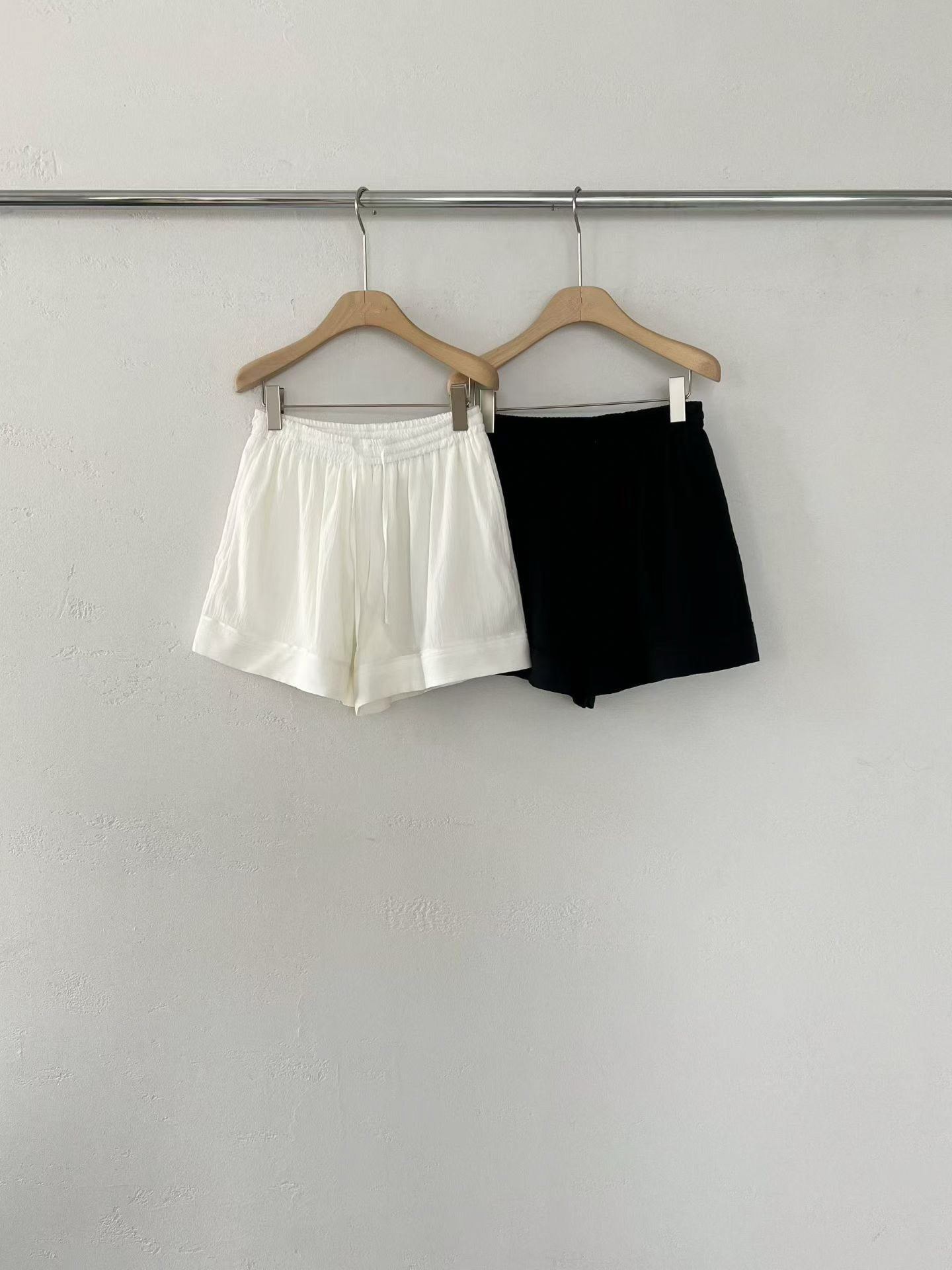Micro-Textured Tailored Shorts | 極簡暗豎紋短褲