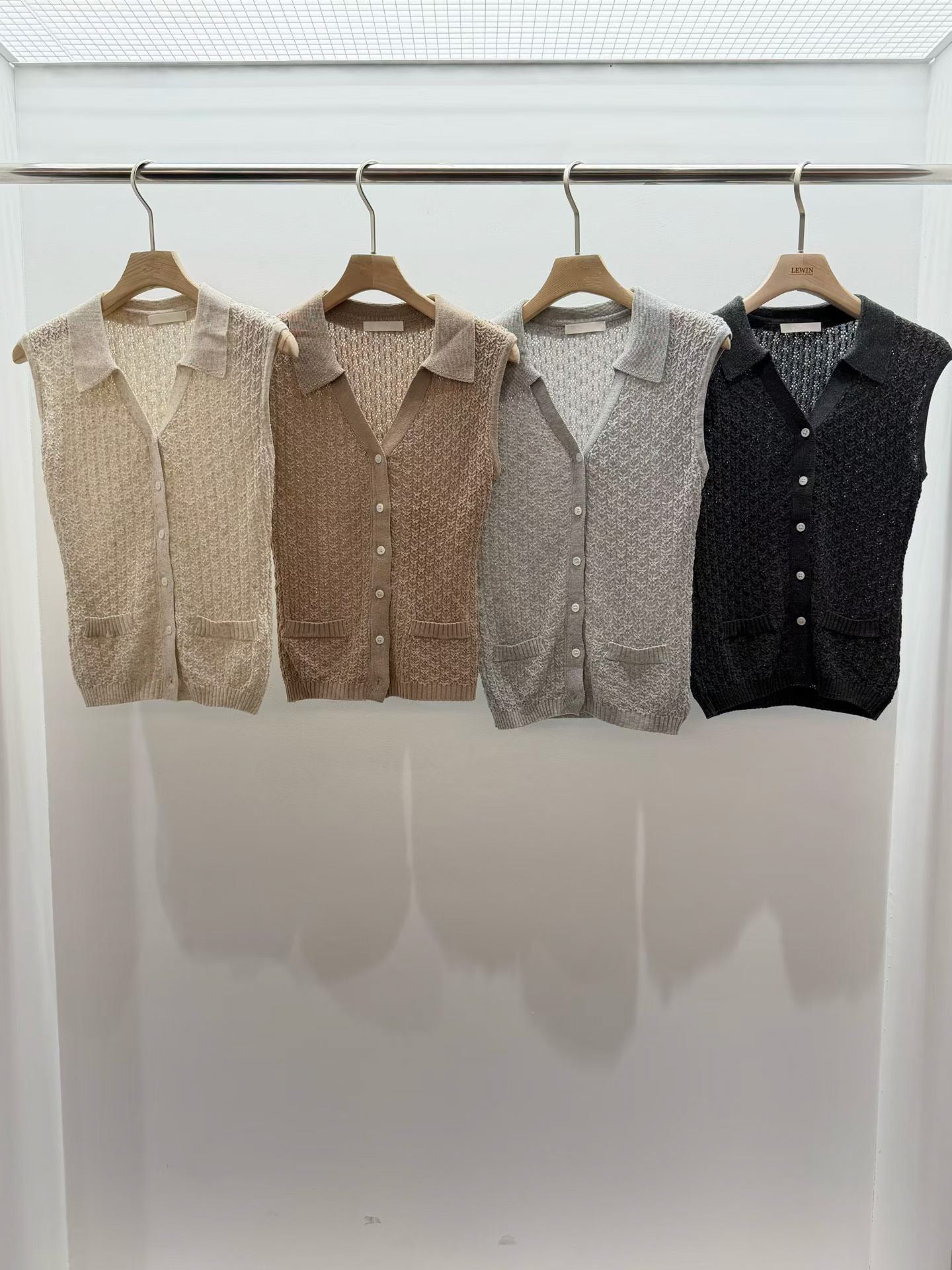 Collared Weaving Patterned Top | 翻領鈎針格紋背心上衣