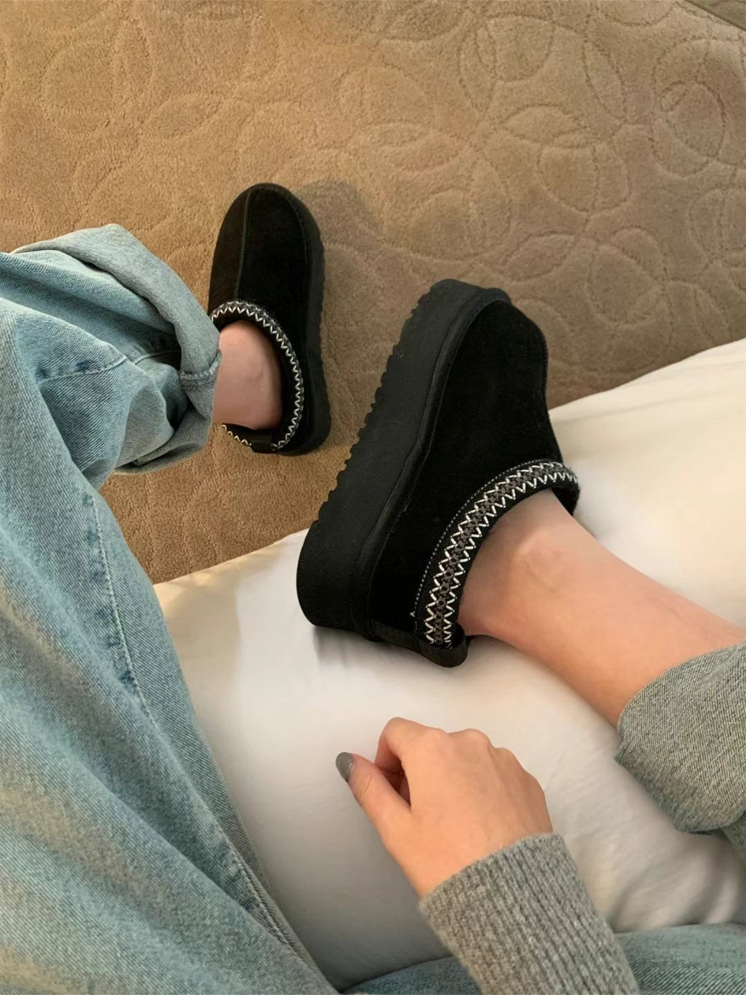 Festive Fluffy Slip-ons | 刺繡圍邊毛毛鞋