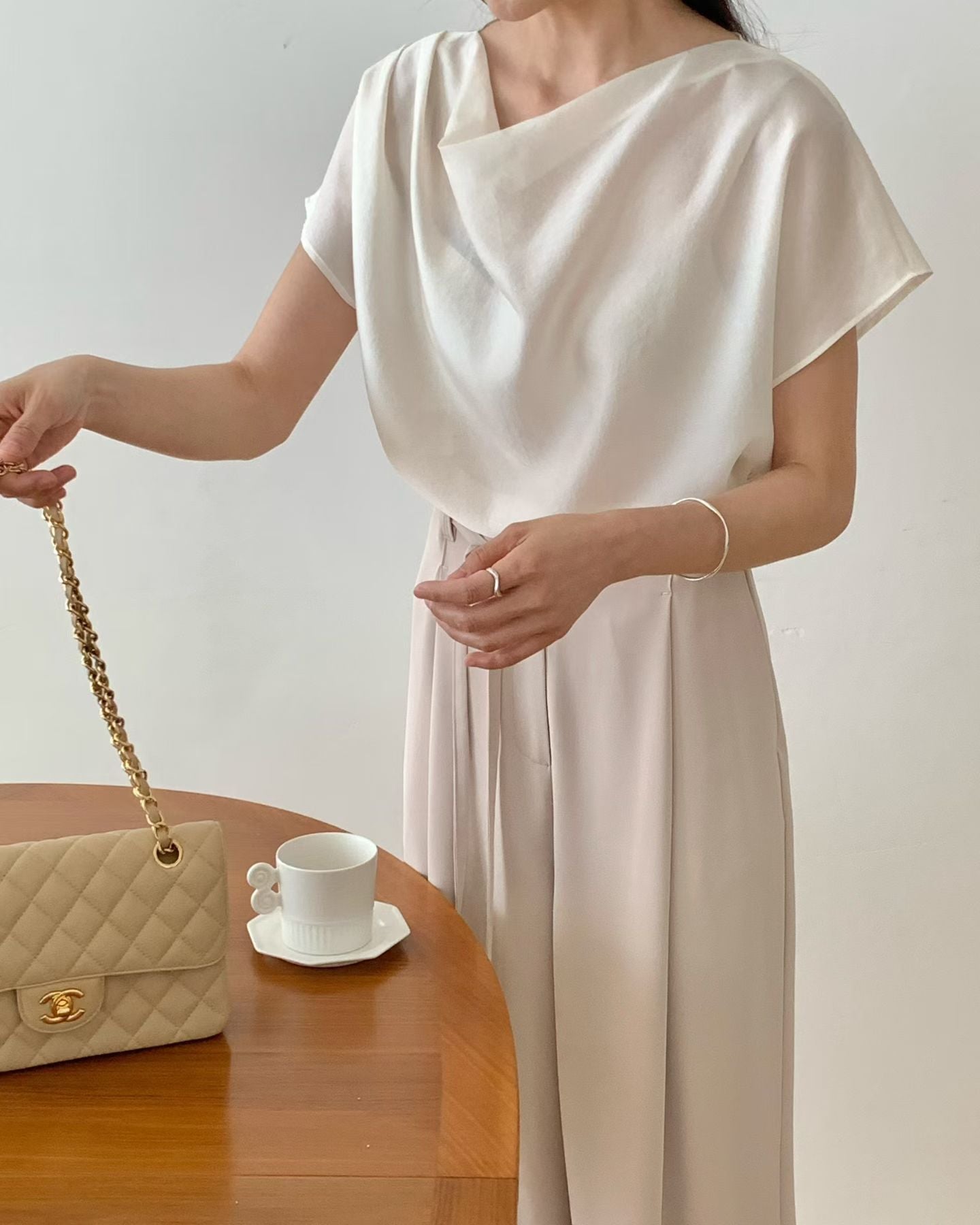 Silky Soft Drape Short-Sleeve Blouse | 柔和垂感短袖上衣