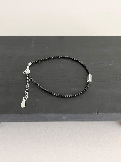 Petite Ink Black Bracelet | 迷你墨黑串珠手鏈￼