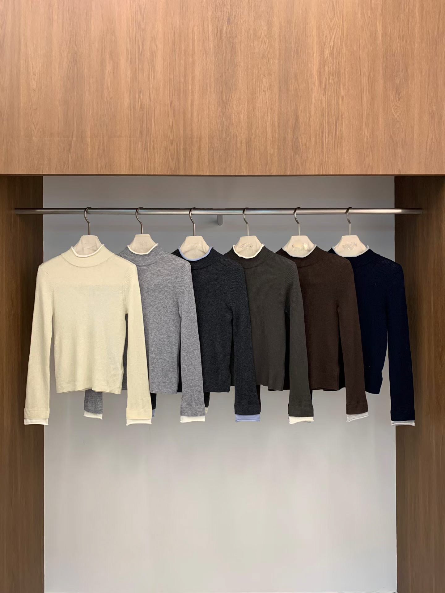 Contrast Detailing Basic Mock Neck Top | 拼色飾邊中領基礎上衣