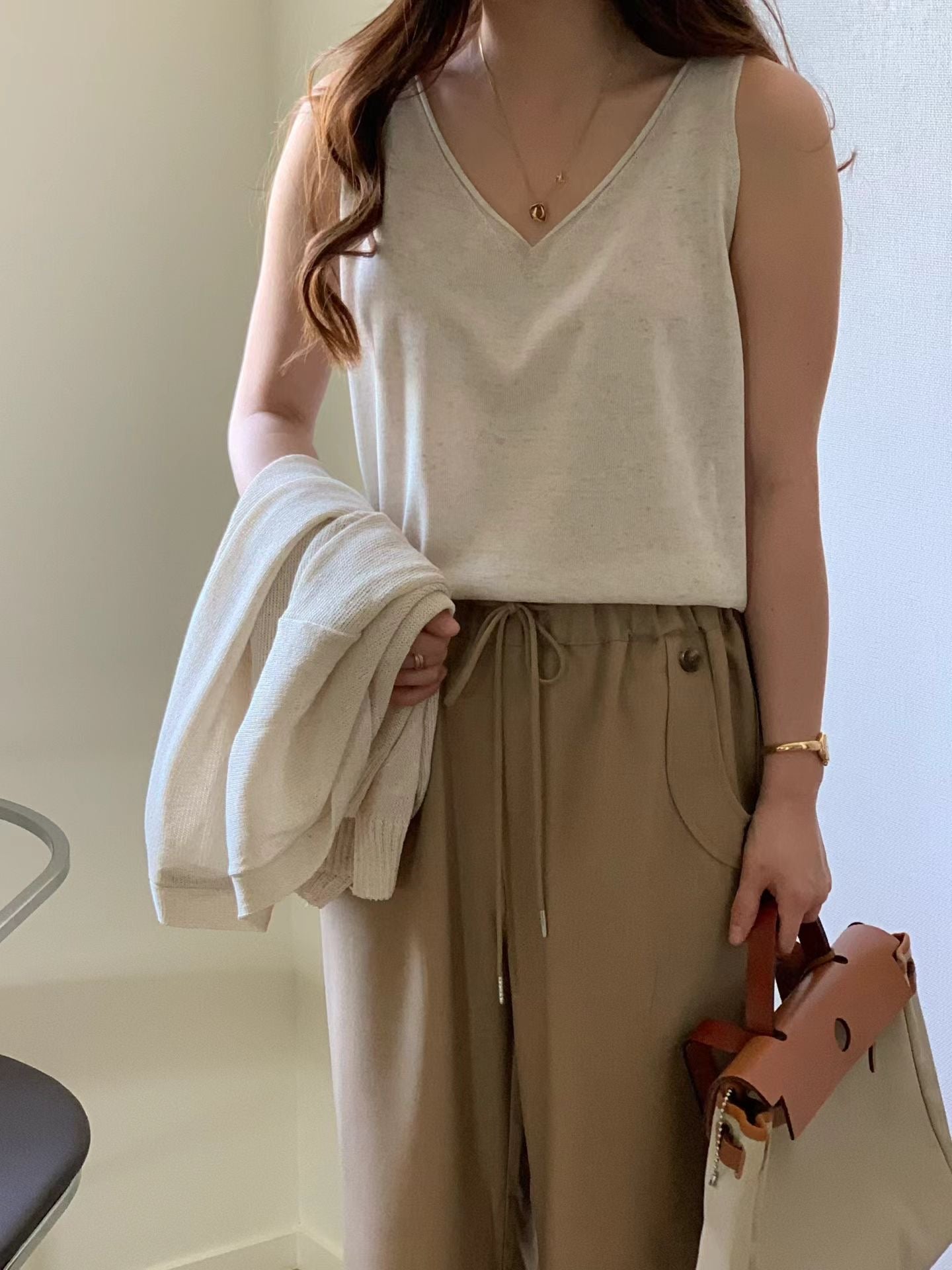 [𝑳𝒊𝒏𝒆𝒏 𝑬𝒅𝒊𝒕] 店主大愛！Elegant V-Neck Top | 輕薄基礎V領麻質背心