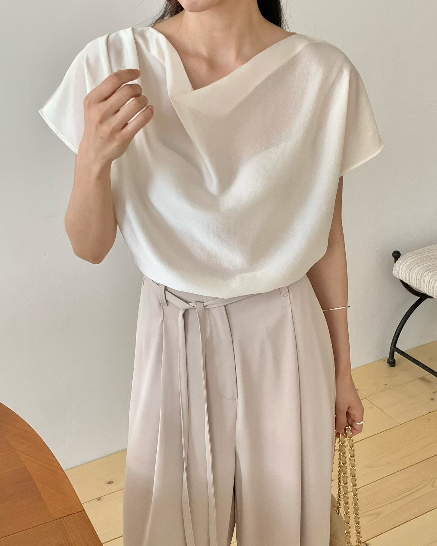 Silky Soft Drape Short-Sleeve Blouse | 柔和垂感短袖上衣