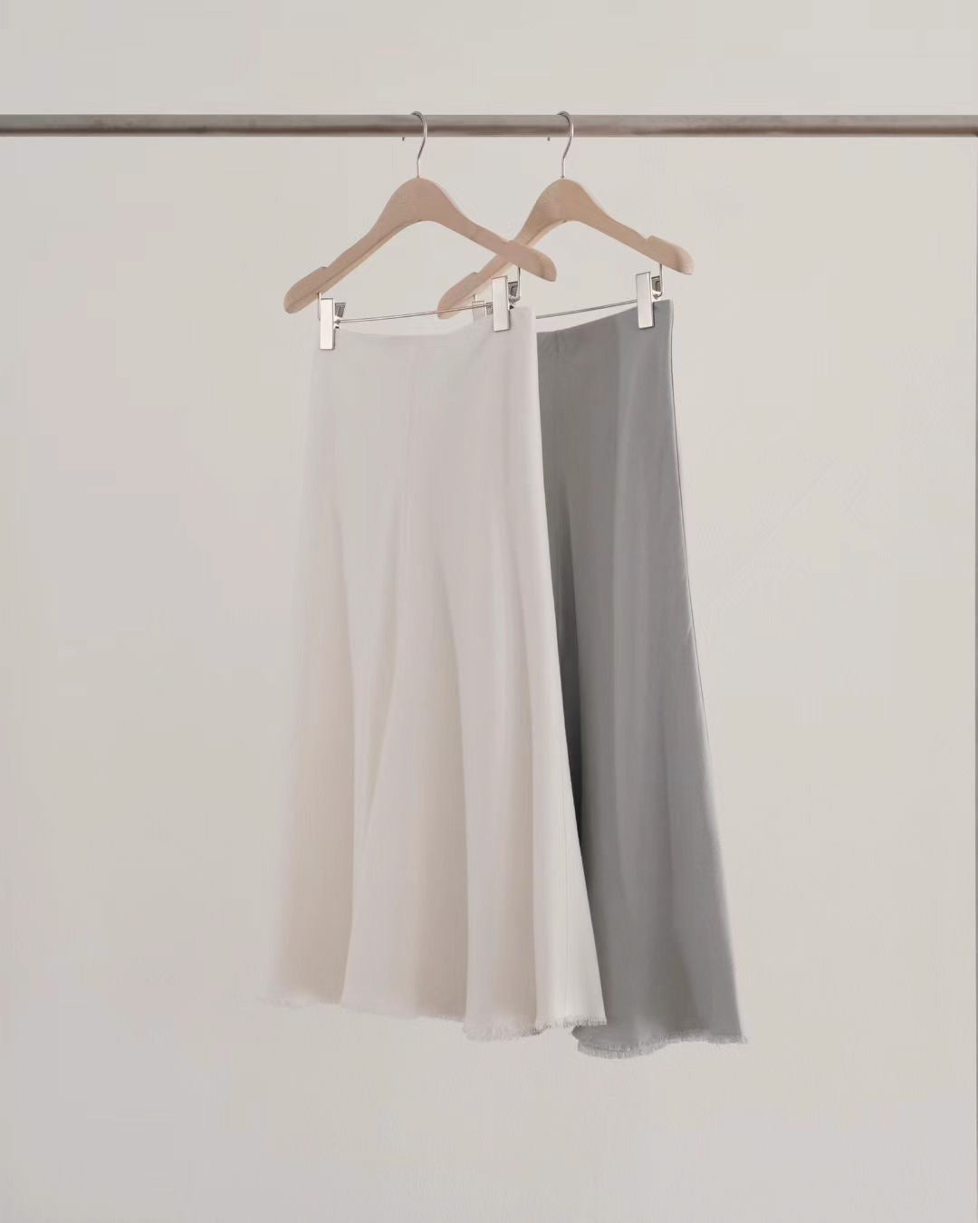 優雅波浪微A中長裙 | Elegant Ripped Hem Flowy Skirt