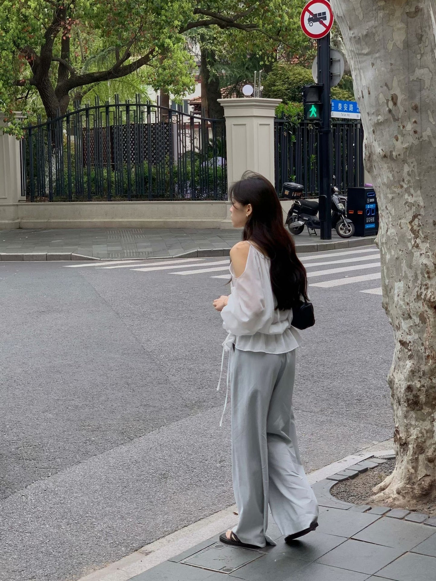 Waterfall Drape Shoulder Halter Blouse | 垂墜掛脖露肩上衣