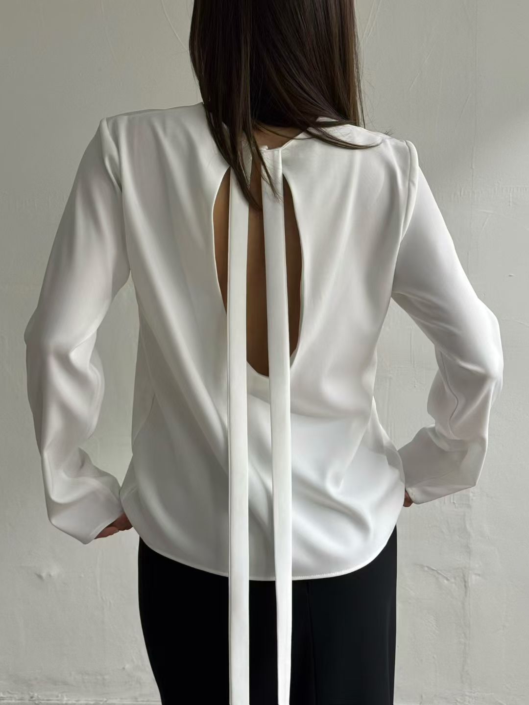 暗珠光背面小心機襯衫 | Pearly Low Back Ribbon Blouse