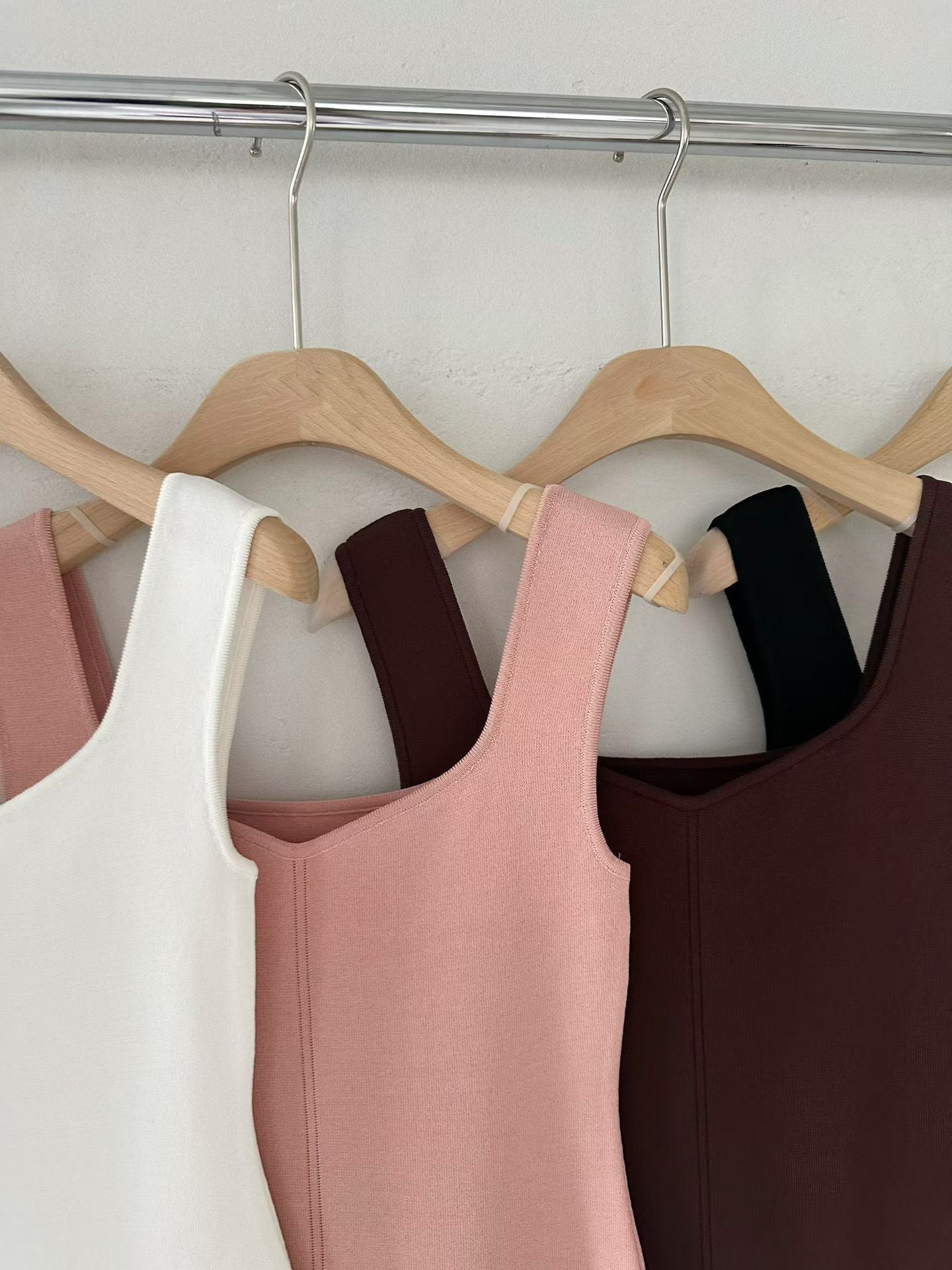 Wavy Scallop Neckline Comfy Tank | 波浪領口柔軟彈力人造絲背心