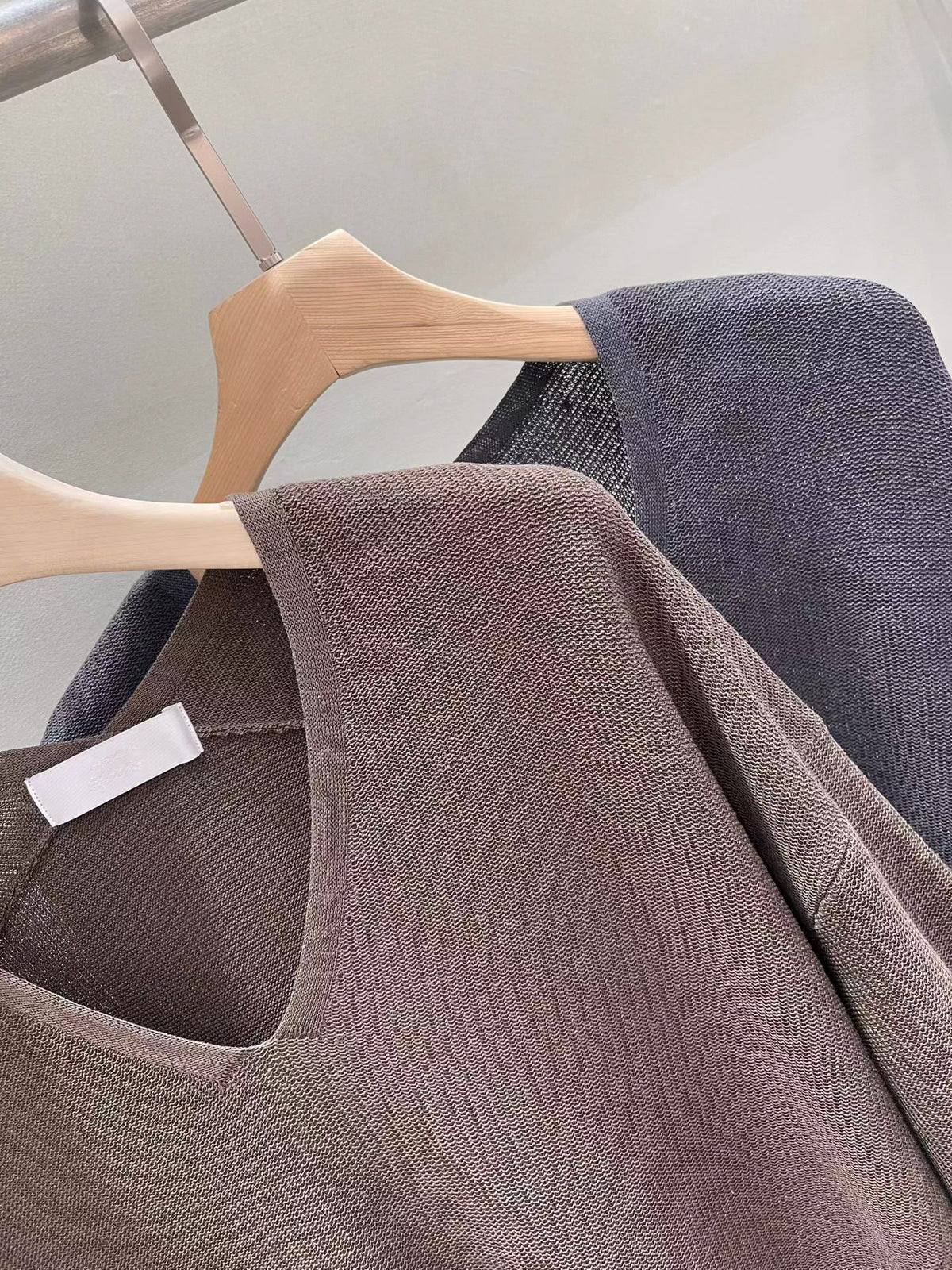 Delicate Lace Detail V-Neck Top | 細膩蕾絲拼布上身