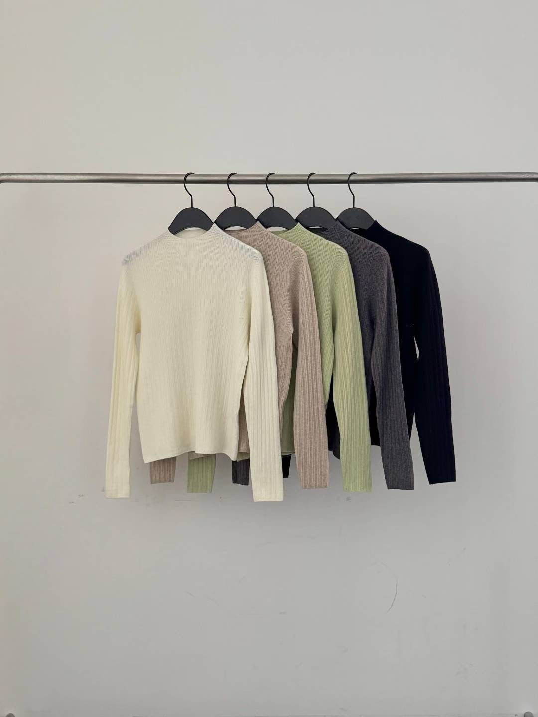 <<優美基礎Top>> Mock Neck Groovy Top | 中領暗直紋上衣