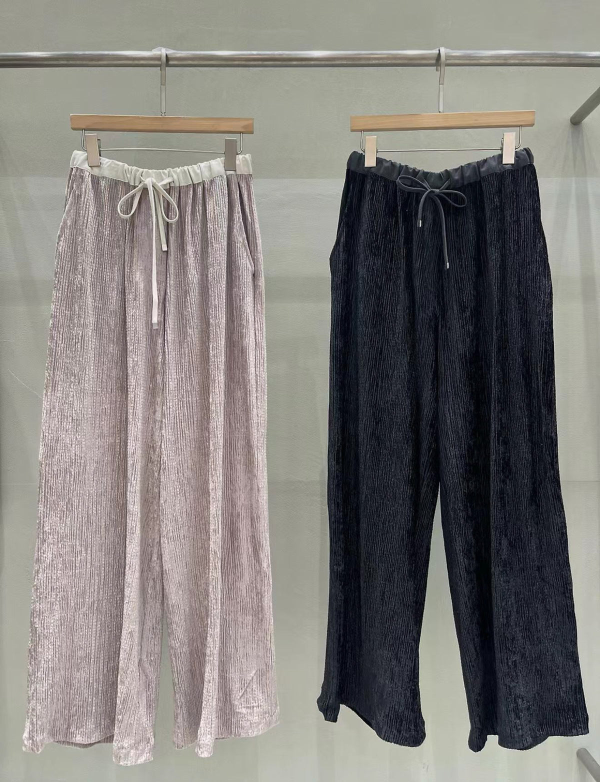 Satin Sheen Pleated Flexi Pants | 微緞感皺褶寬鬆直筒長褲