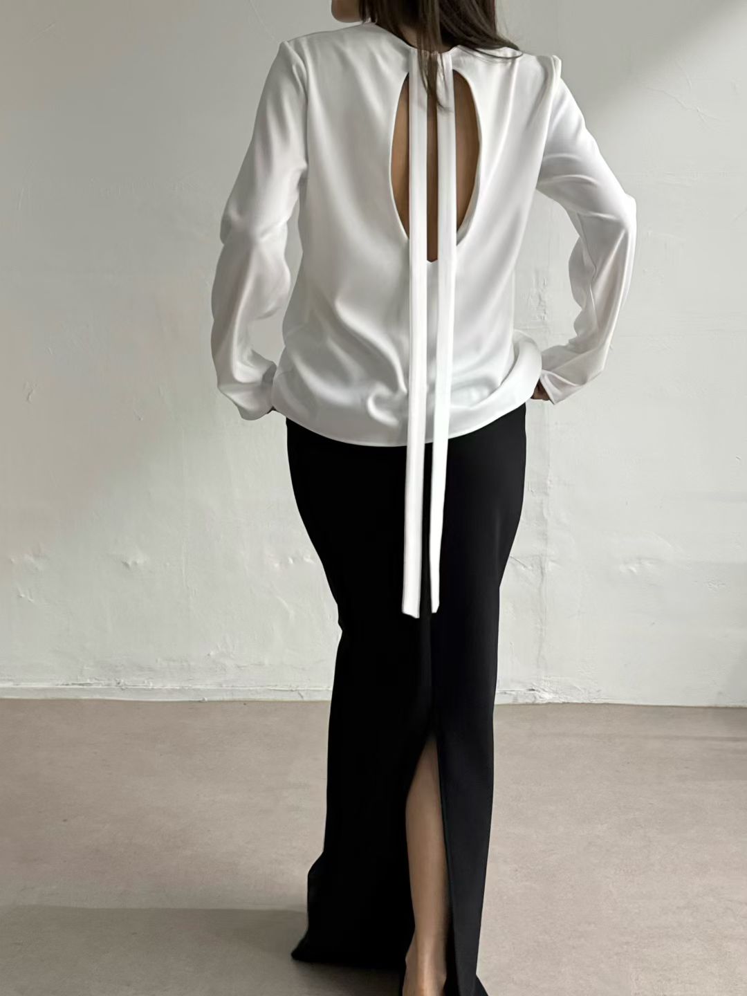 暗珠光背面小心機襯衫 | Pearly Low Back Ribbon Blouse