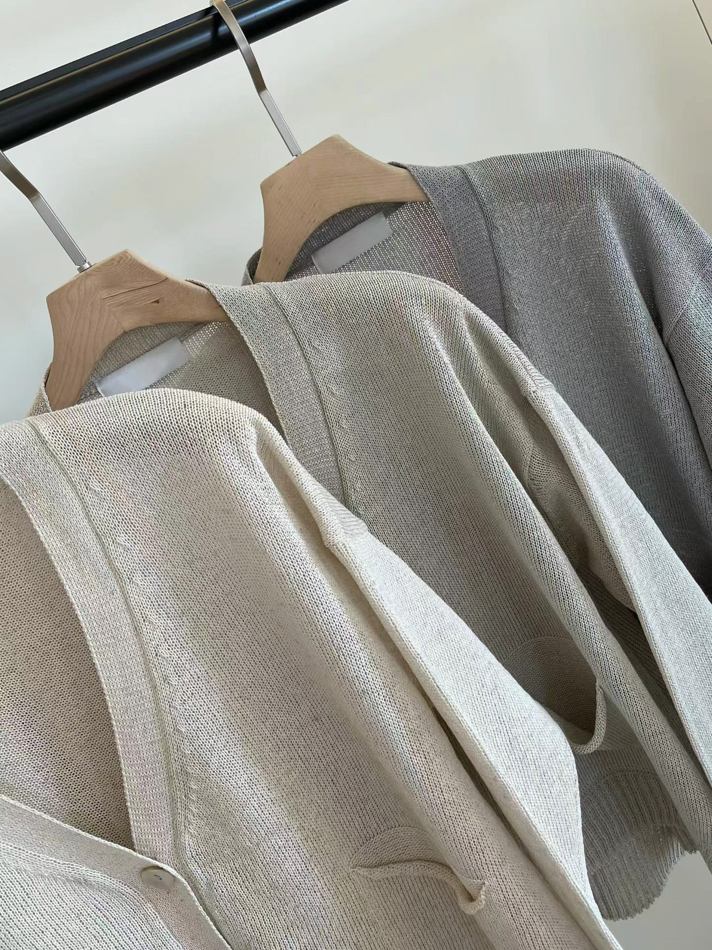 [𝑳𝒊𝒏𝒆𝒏 𝑬𝒅𝒊𝒕] Deep V Button Cardigan