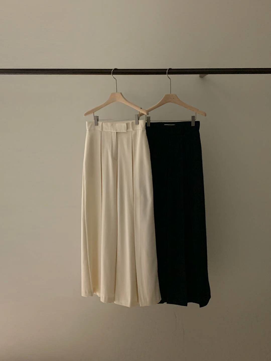 Elegant Pleats Pants | 輕柔內摺闊腳褲