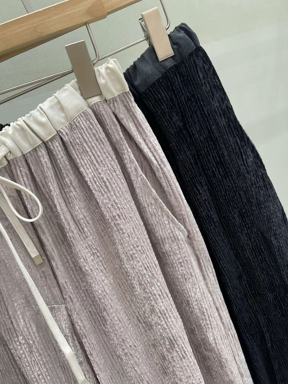 Satin Sheen Pleated Flexi Pants | 微緞感皺褶寬鬆直筒長褲