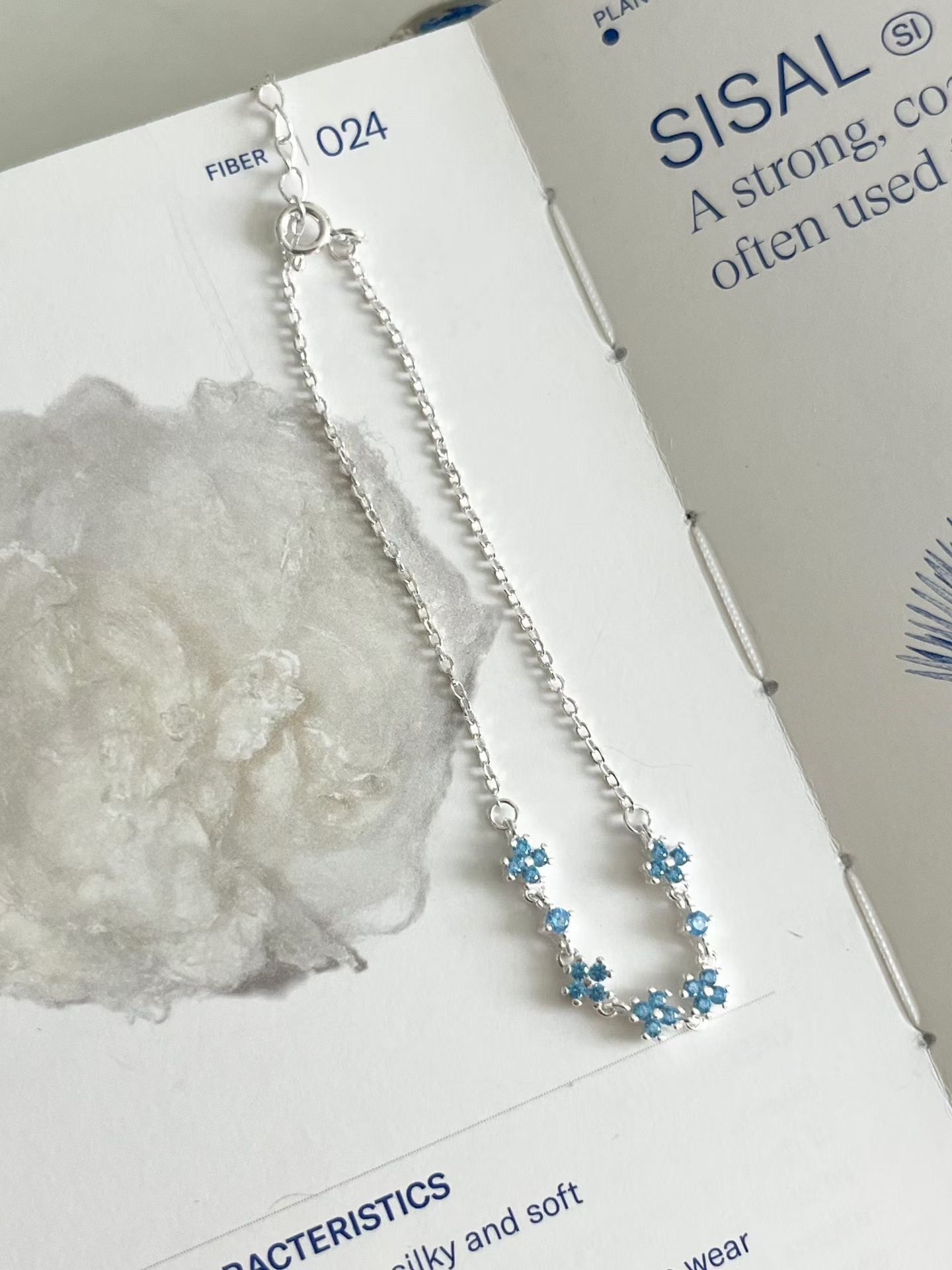 Petite 5-Flower Motif Bracelet | 簡約閃彩小花手鏈
