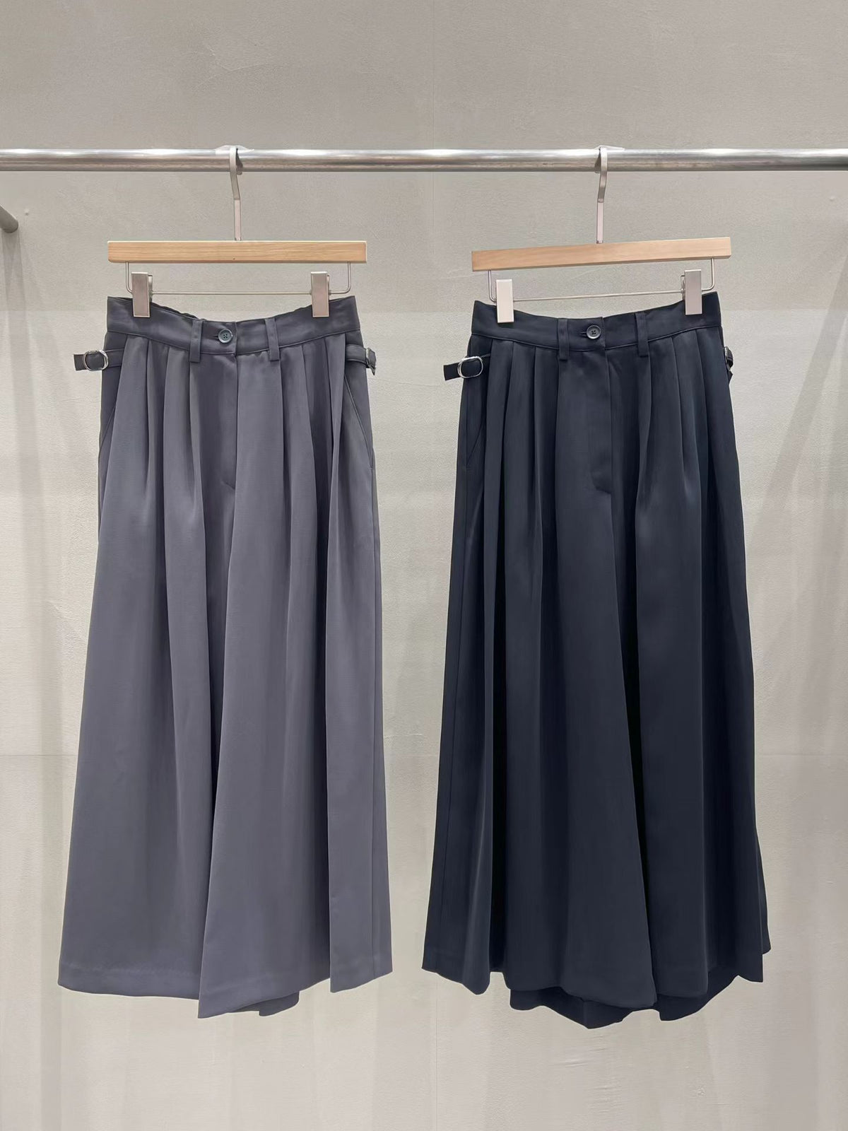 Elegant Side Buckle Flowy Wide-Leg Trousers | 飄逸闊腿側扣細節長褲