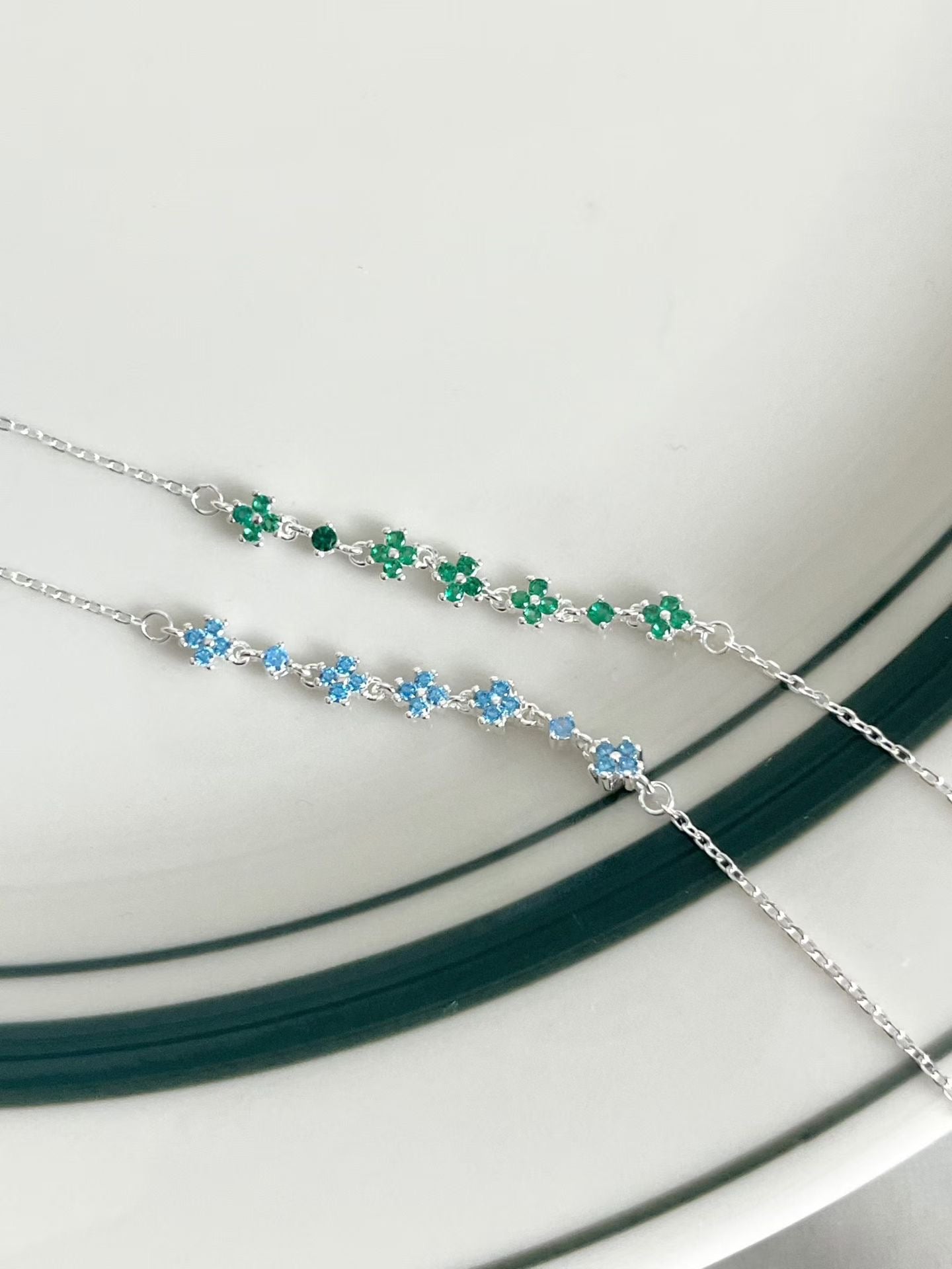 Petite 5-Flower Motif Bracelet | 簡約閃彩小花手鏈