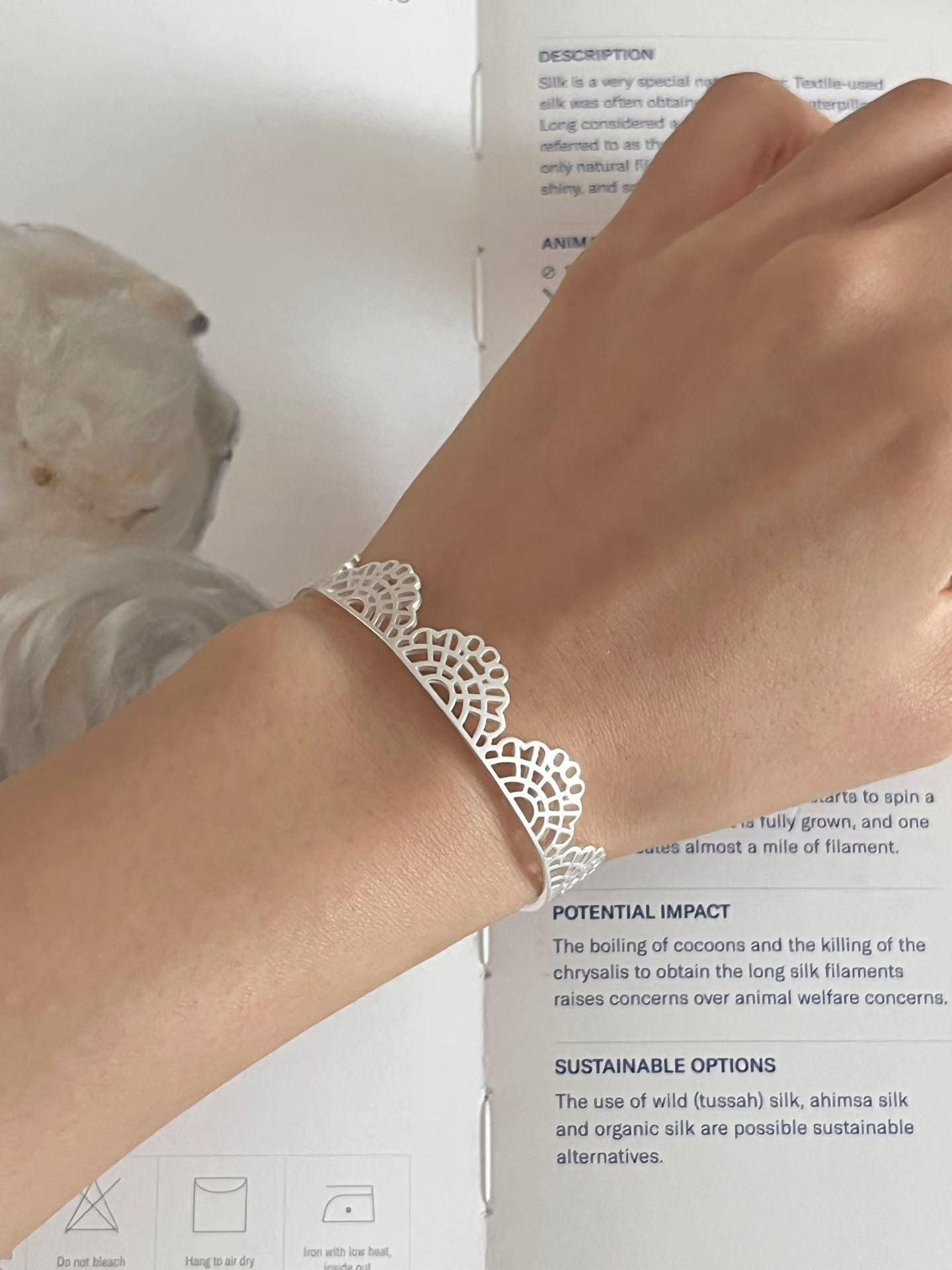 Carved Floral Crown Bangle | 花冠雕刻手鈪￼