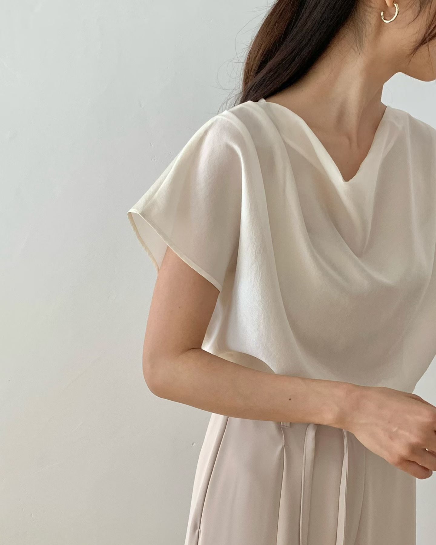 Silky Soft Drape Short-Sleeve Blouse | 柔和垂感短袖上衣