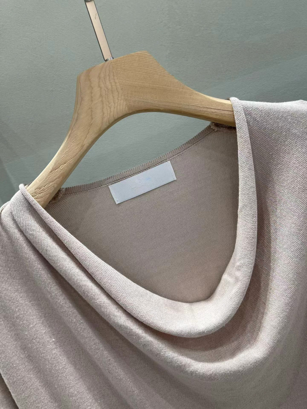 Luminous Fluid-Drape Silk Top | 絲質光澤滑感垂墜上衣