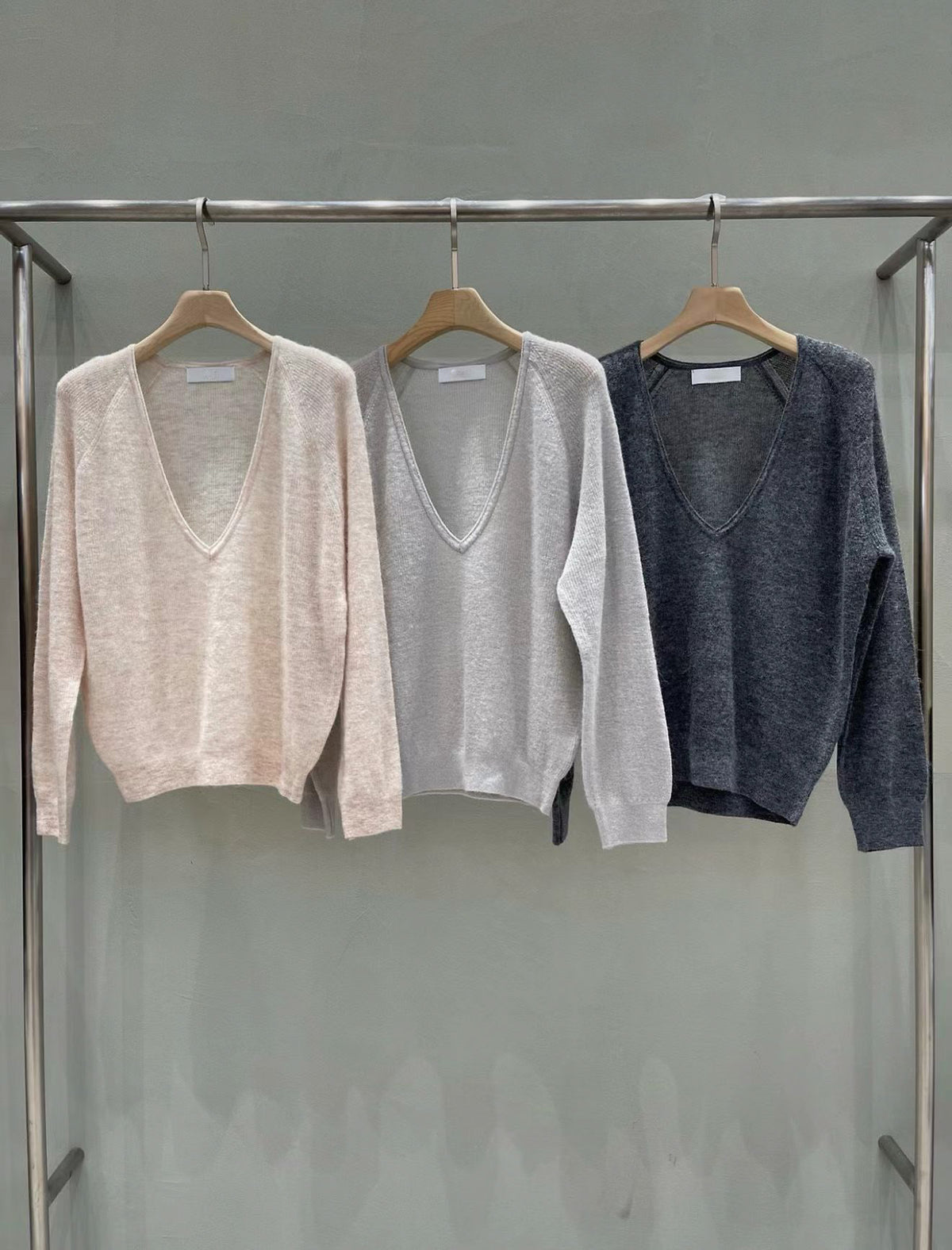 Premium Cloud Deep V Cashmere Knit | 雲感輕透羊駝毛V領針織上衣