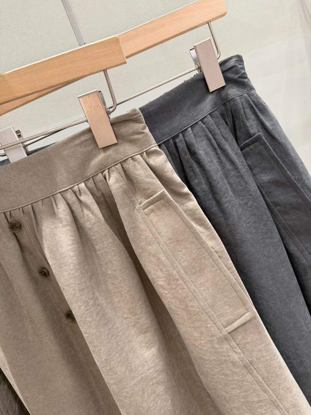 Light Velvety Wide A-Line Skirt |絨感寬A半身裙