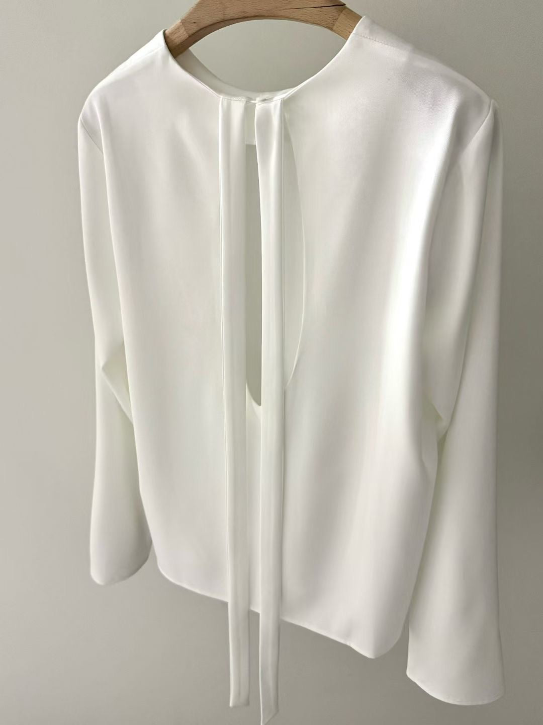 暗珠光背面小心機襯衫 | Pearly Low Back Ribbon Blouse