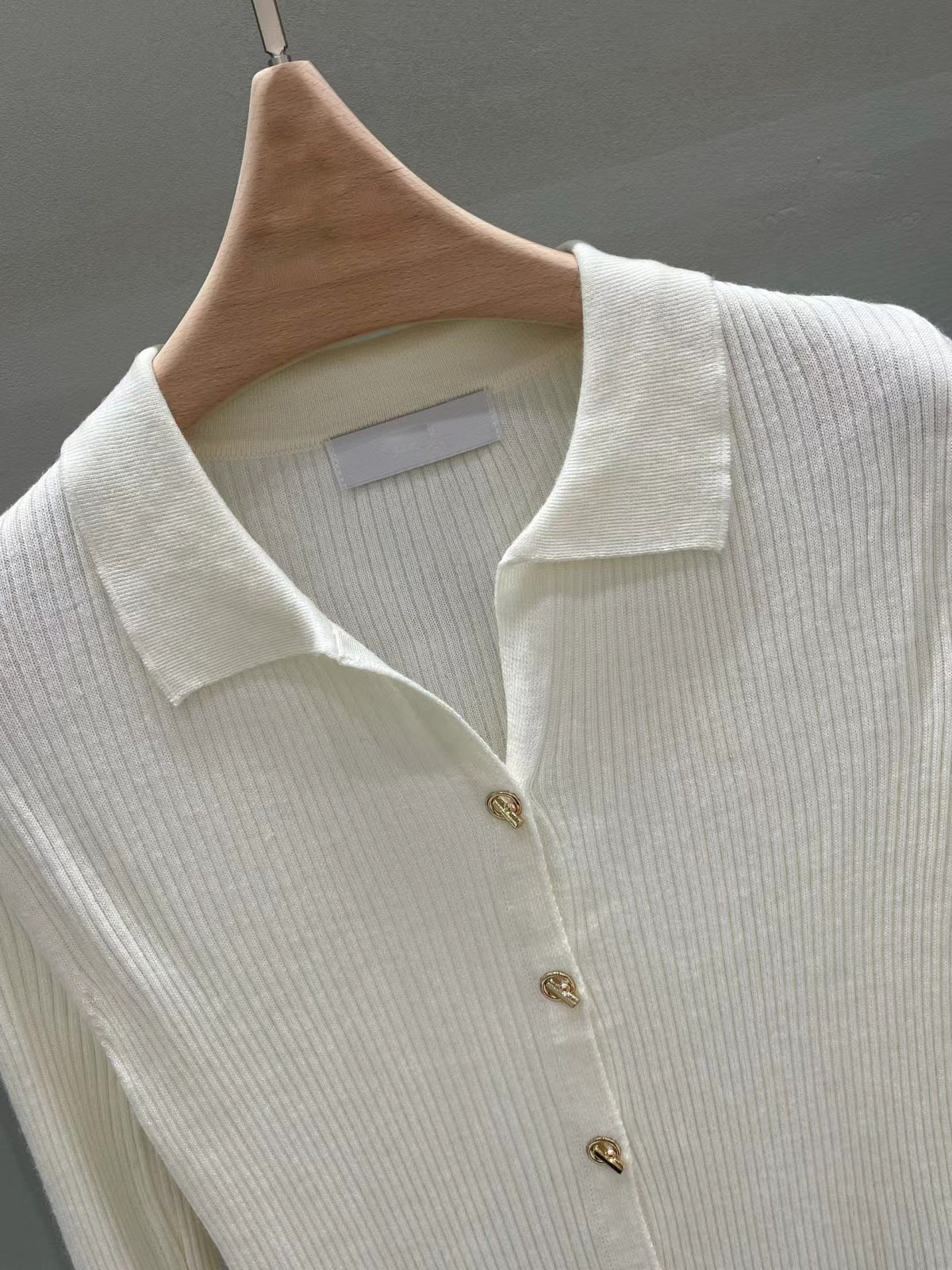 Luxuriously Soft Light Wool Button Down Knit | 柔軟羅紋輕羊毛鈕扣針織上衣