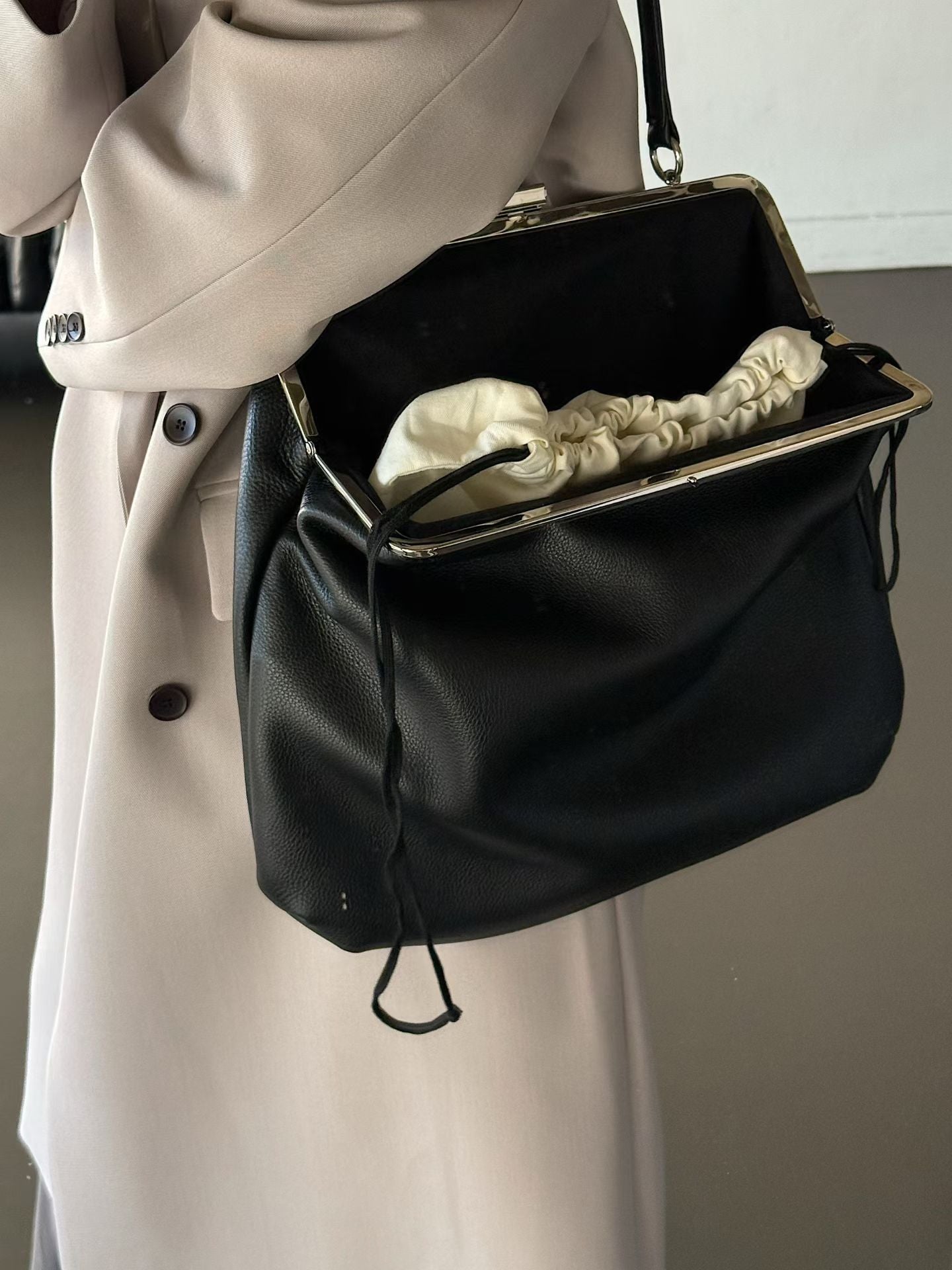 The Lady Clamp Cow Leather Bag