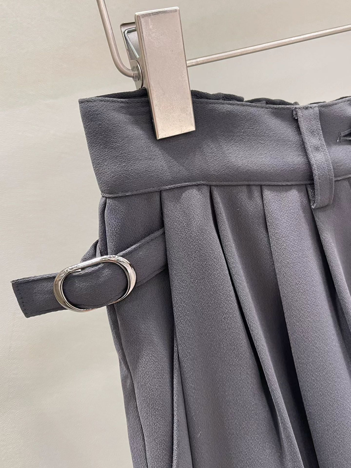 Elegant Side Buckle Flowy Wide-Leg Trousers | 飄逸闊腿側扣細節長褲
