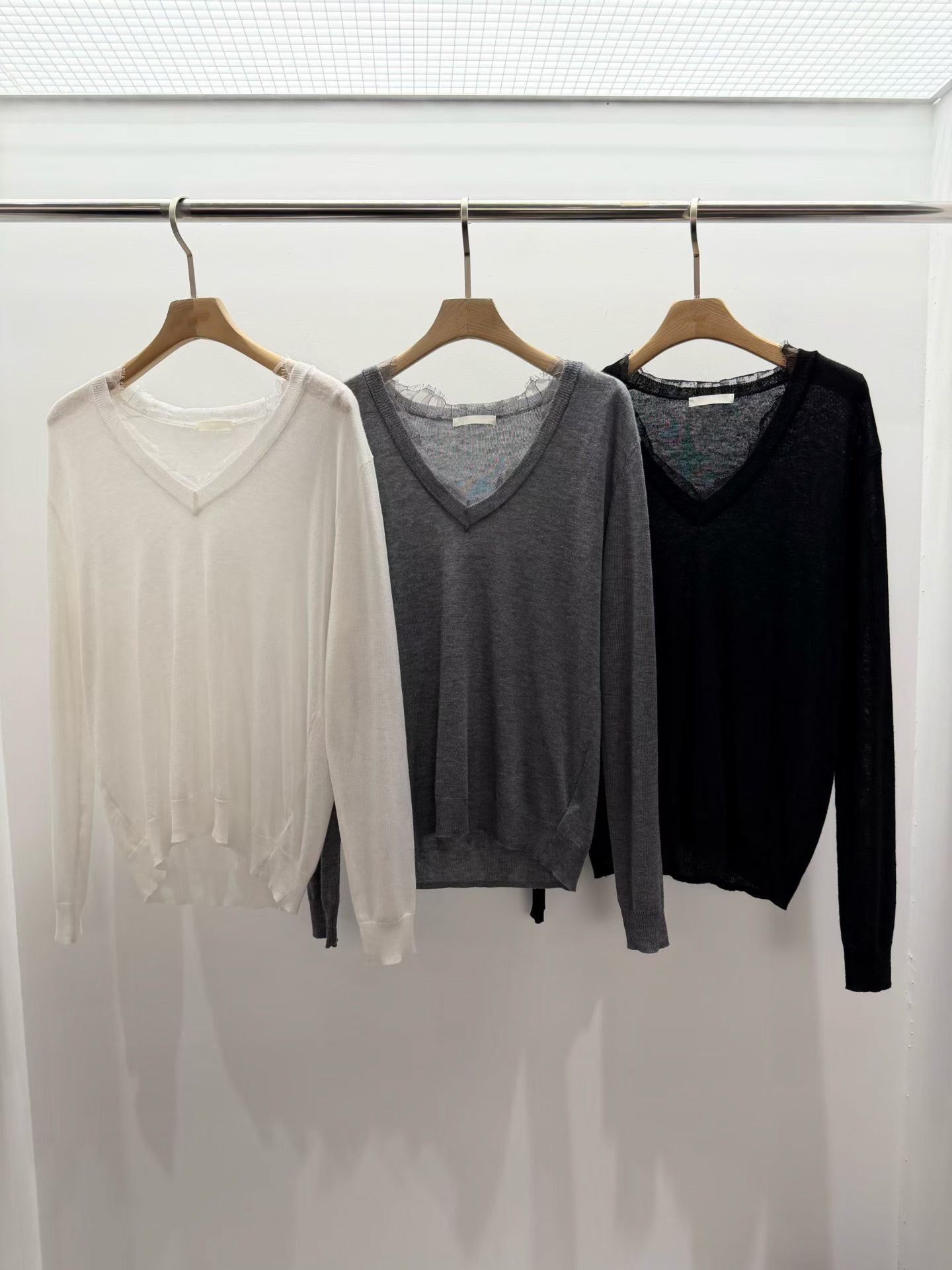 Tencel Lace Detail Knit | 天絲Lace V領薄針織
