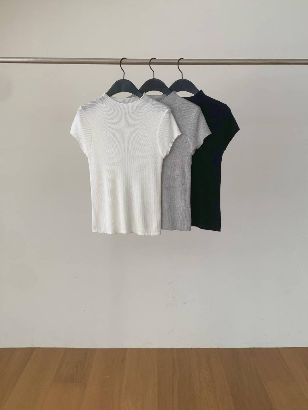 Wavy Texture Capped Sleeves Top | 暗條紋小飛袖Top