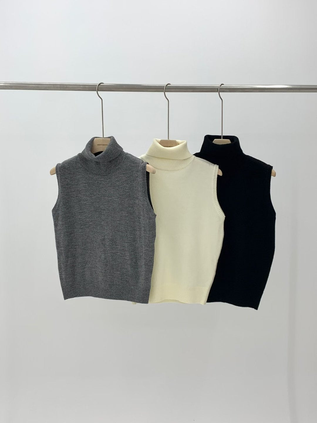 【Monotour 連線】Old Money Basics | Half Neck Feather Knitted Vest