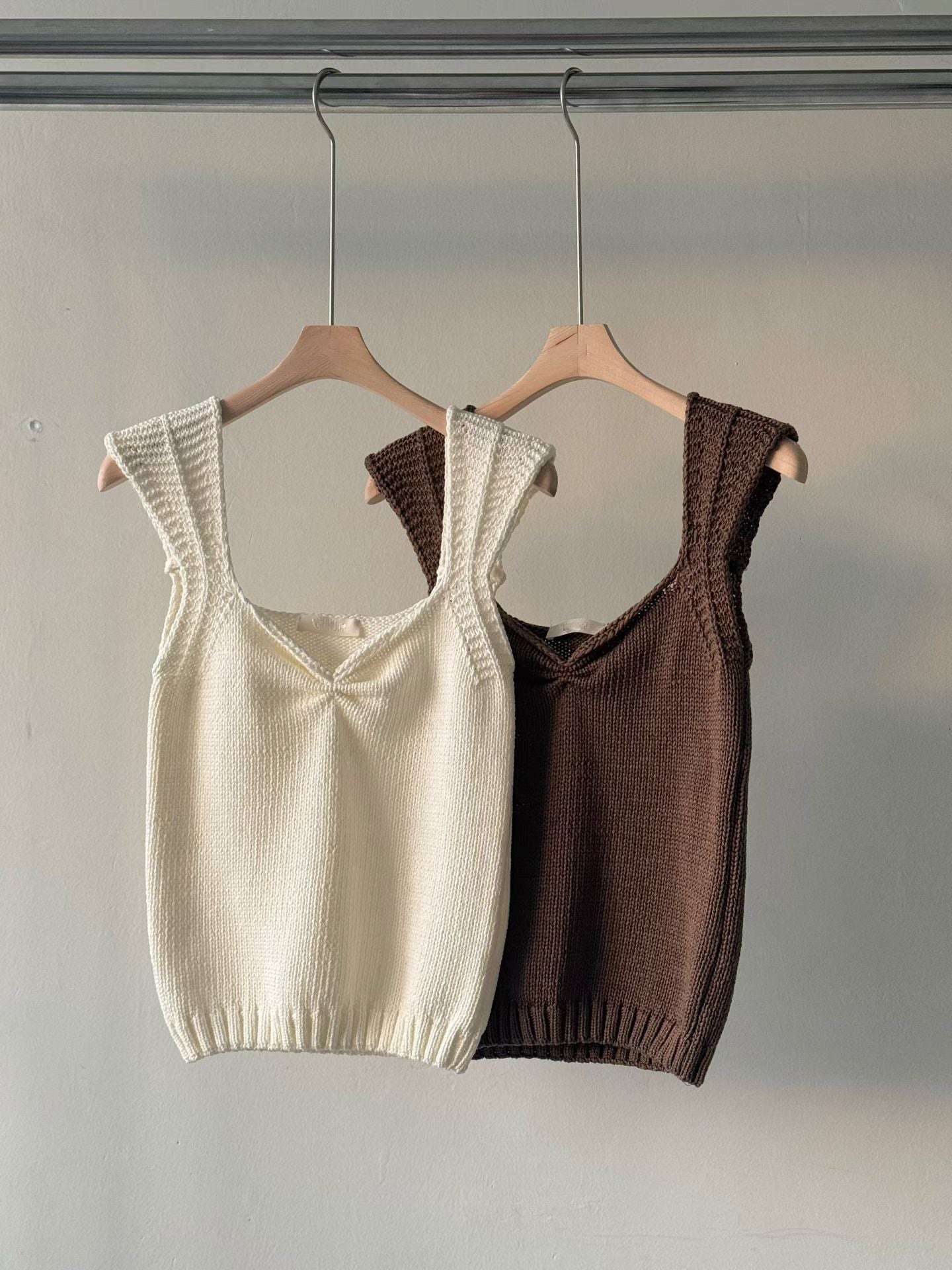 Elegant Scallop Neckline Top | 優雅貝殼領口背心