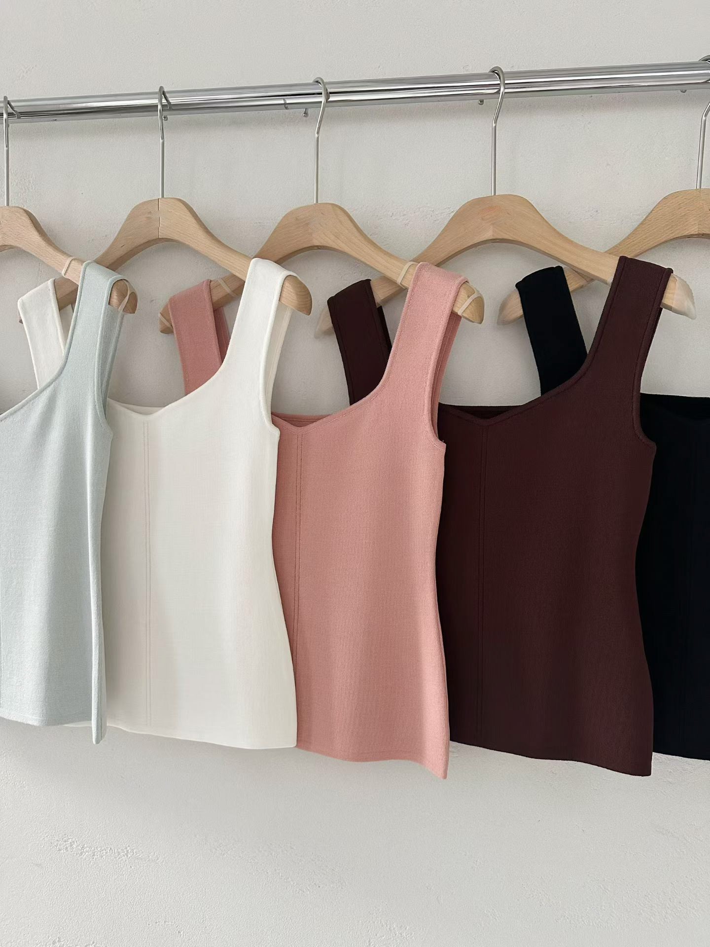 Wavy Scallop Neckline Comfy Tank | 波浪領口柔軟彈力人造絲背心