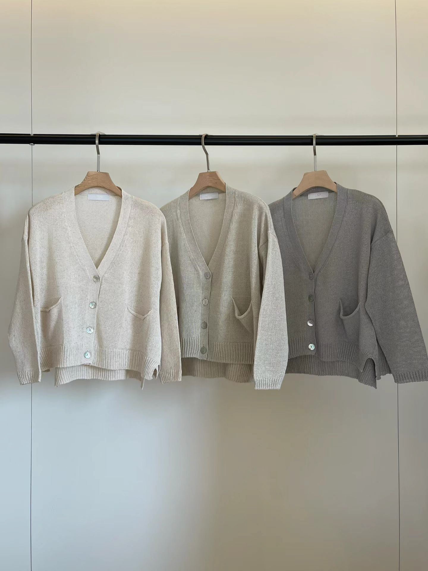 [𝑳𝒊𝒏𝒆𝒏 𝑬𝒅𝒊𝒕] Deep V Button Cardigan