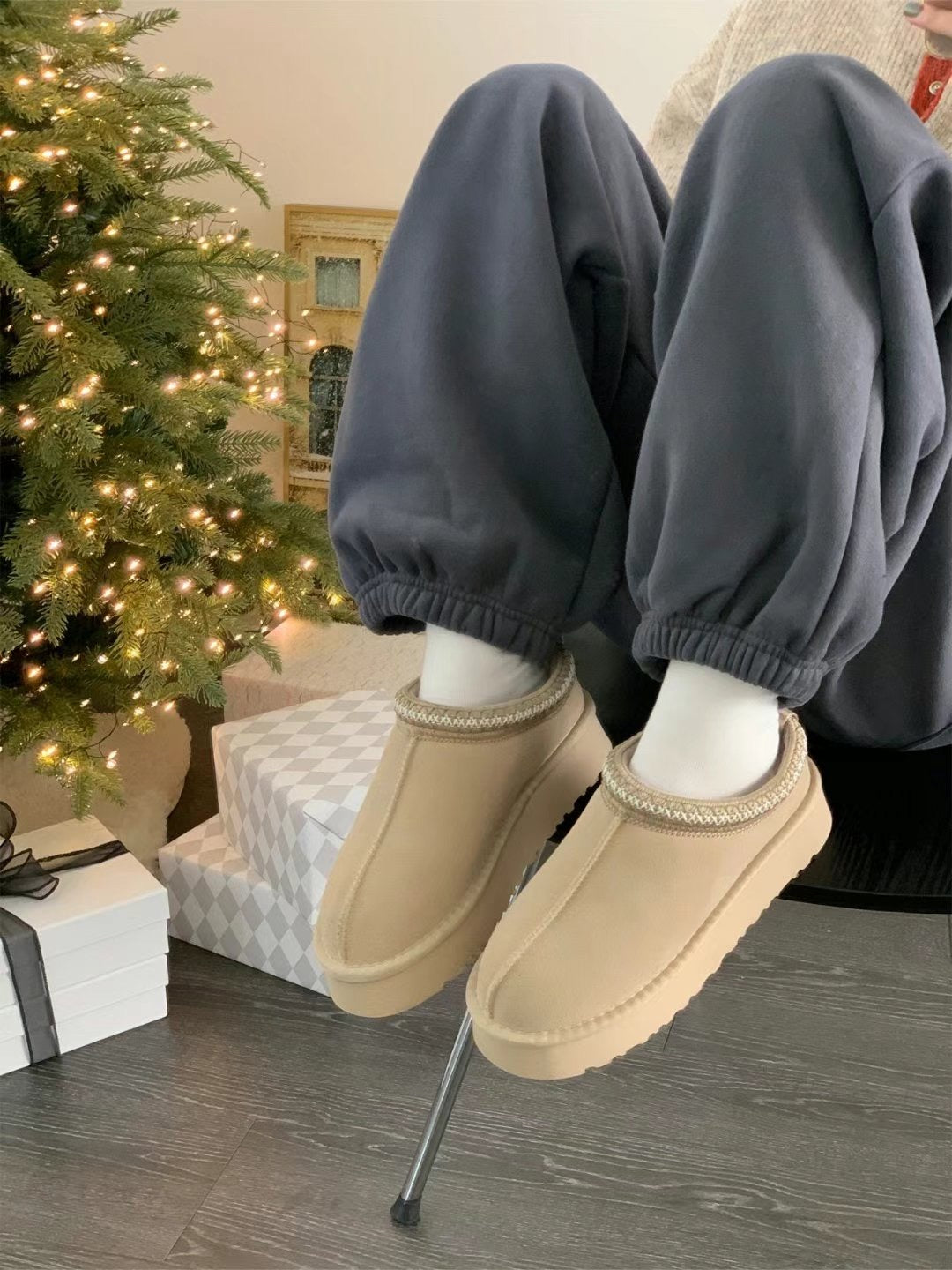 Festive Fluffy Slip-ons | 刺繡圍邊毛毛鞋