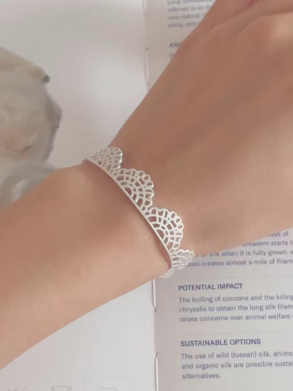 Carved Floral Crown Bangle | 花冠雕刻手鈪￼
